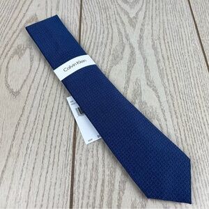 579 - Calvin Klein Tie 400 Blue Square CK21100076 Silk Blend MSRP $69.50